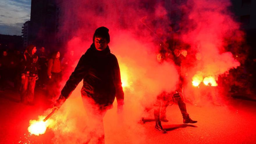 Un grupo de manifestantes protesta en Milán.