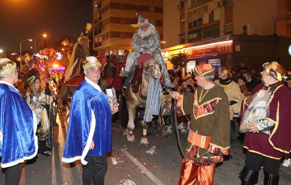 El distrito malagueño, como ya es tradición, adelanta el cortejo de sus majestades los Reyes Magos por las calles Fernández Fermina, Conde del Guadalhorce, Cruz del Humilladero o Camino de San Rafael.