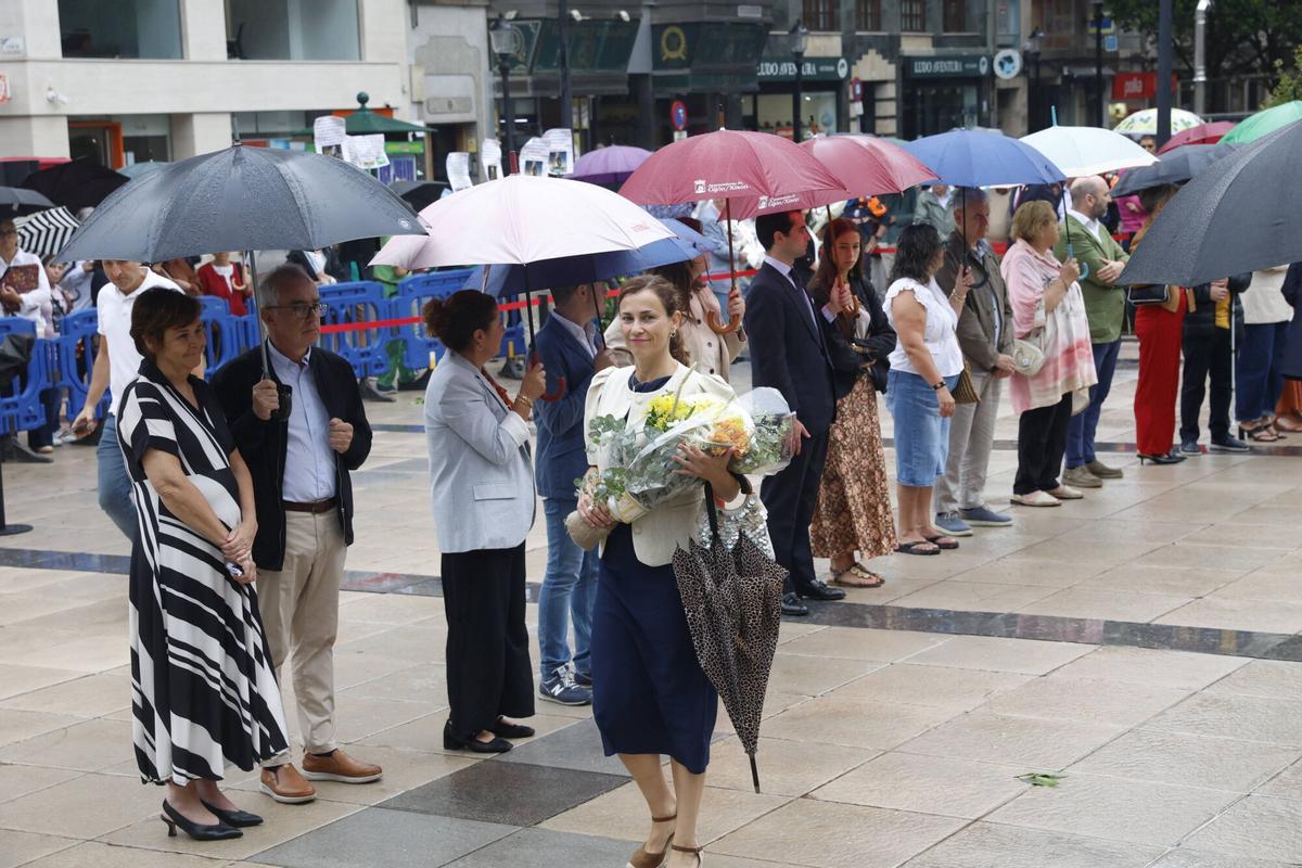 La ofrenda floral a Jovellanos en la plaza del Seis de agosto de Gijón, en imágenes
