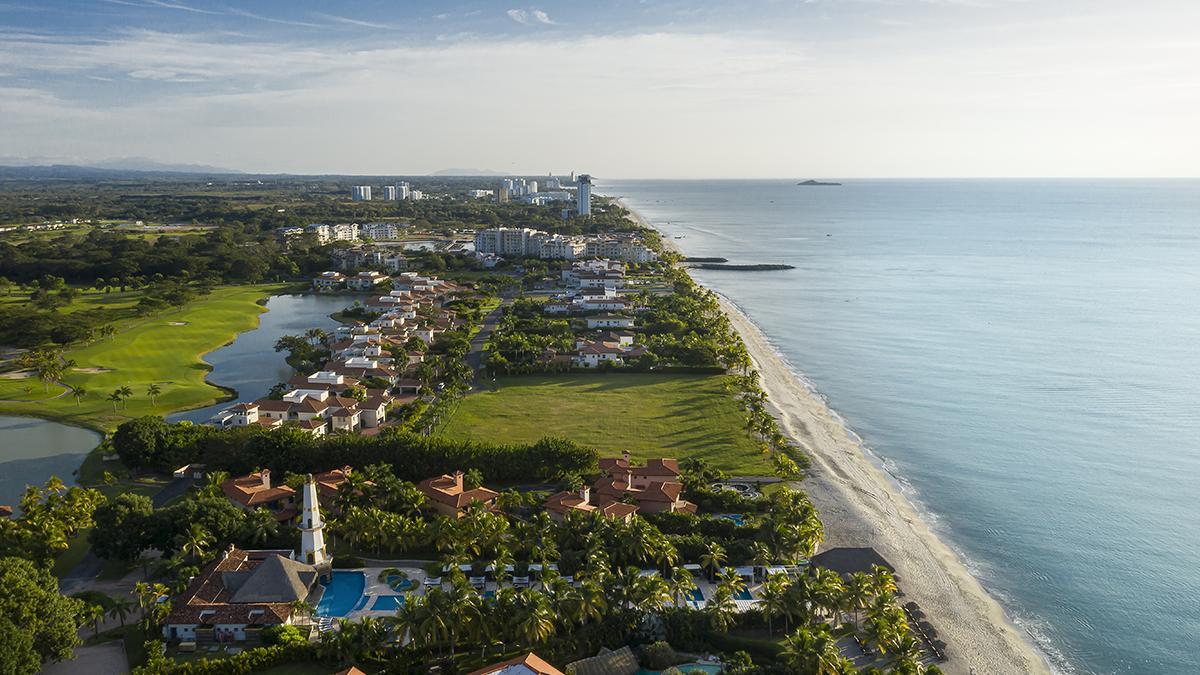 Vista aérea de The Buenaventura Golf &amp; Beach Resort Panama, Autograph Collection, un refugio junto al Pacífico rodeado de jardines tropicales, campos de golf y playas de arena dorada.