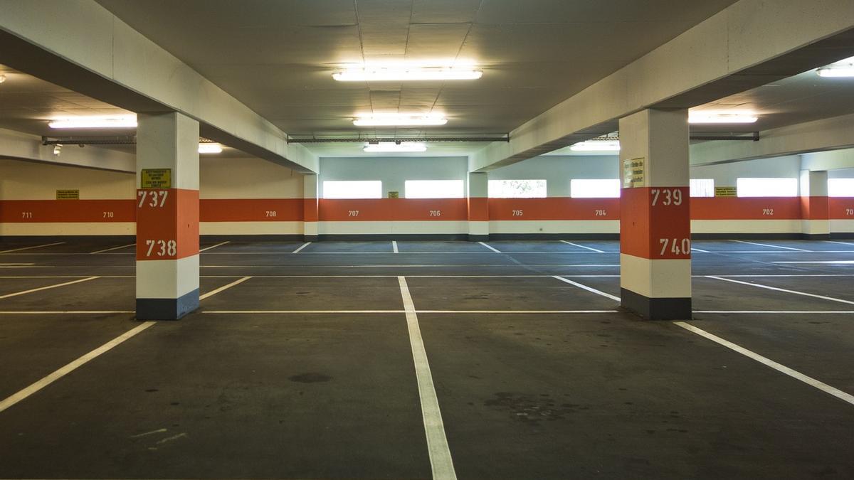 Imagen de recurso de un aparcamiento lleno de plazas de garaje vacías