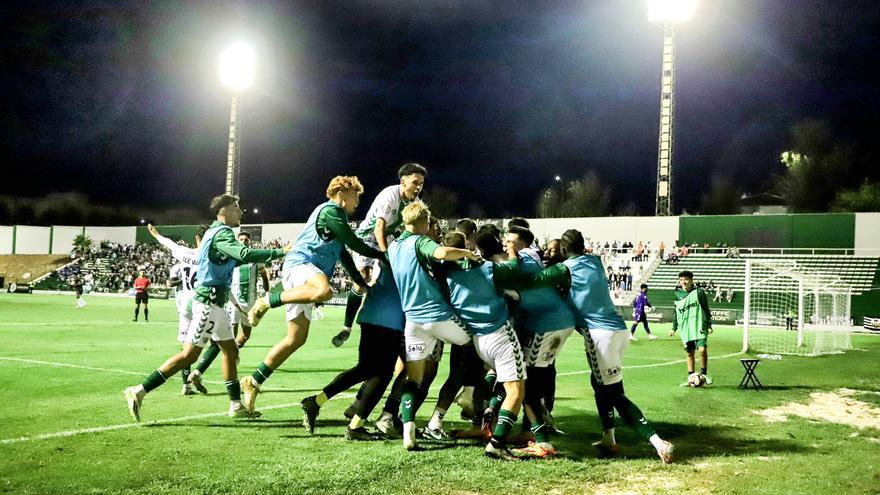 La repetición viral del gol del Antequera contra el Castellón... y como lo ha visto Voulgaris