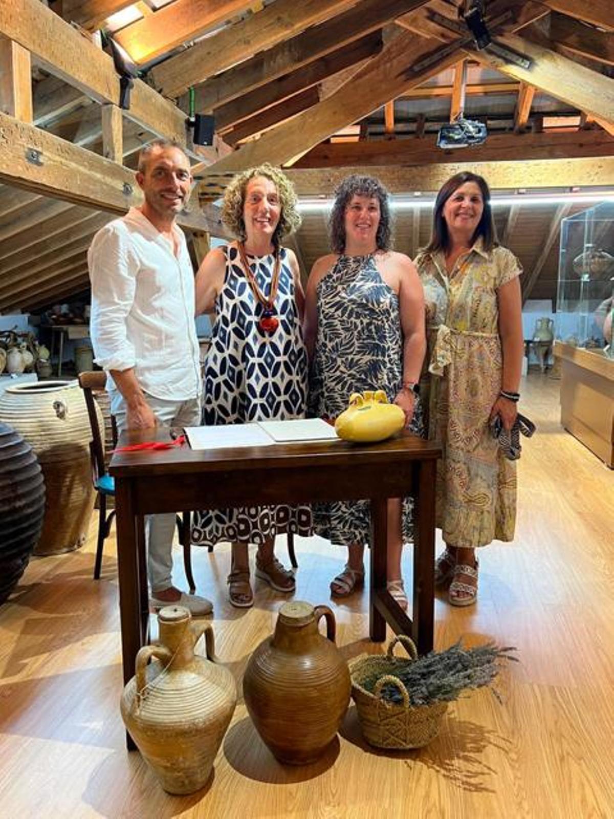 Josep Sempere, Ana Robles, Mari Ángeles Calabuig, directora de los museos del municipio y la regidora, Beatriz Francés.