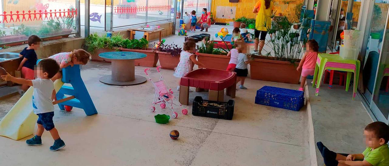 Alumnos de una de las escuelas infantiles municipales de Benidorm, jugando en el patio.