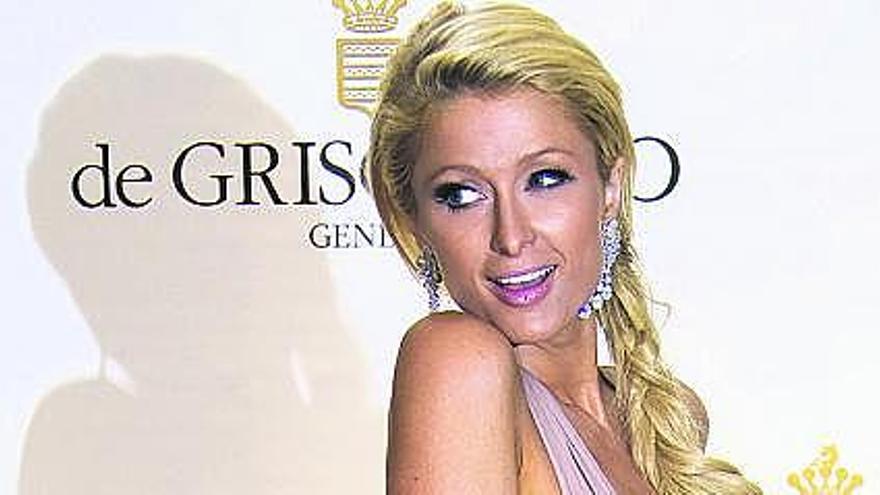 Paris Hilton incumple y paga