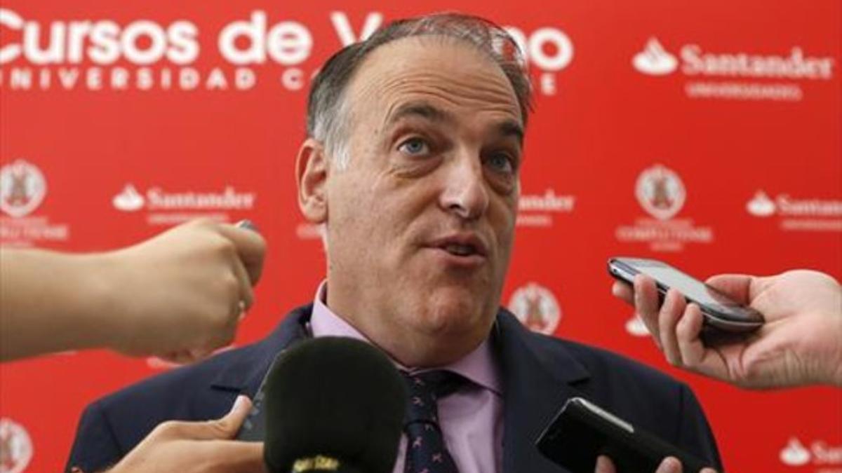 Javier Tebas responde a los periodistas tras participar en un curso de la Universidad Complutense.