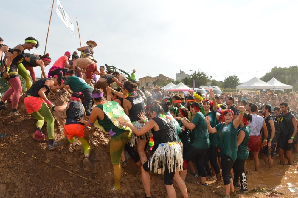 Més de 400 valents superen entre fang i rialles els obstacles de la Casserres Salvatge