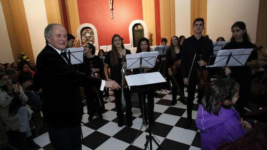 Concierto de la Camerata del Conservatorio Julián Orbón, ayer, en el cementerio de La Carriona.