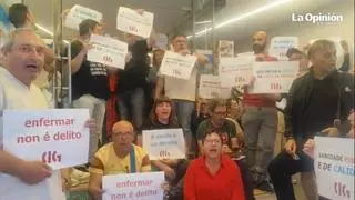 Representantes de la CIG se encierran en la delegación de Sanidade en A Coruña para denunciar la gestión de bajas anunciada por la Xunta: "É unha criminalización das persoas enfermas"