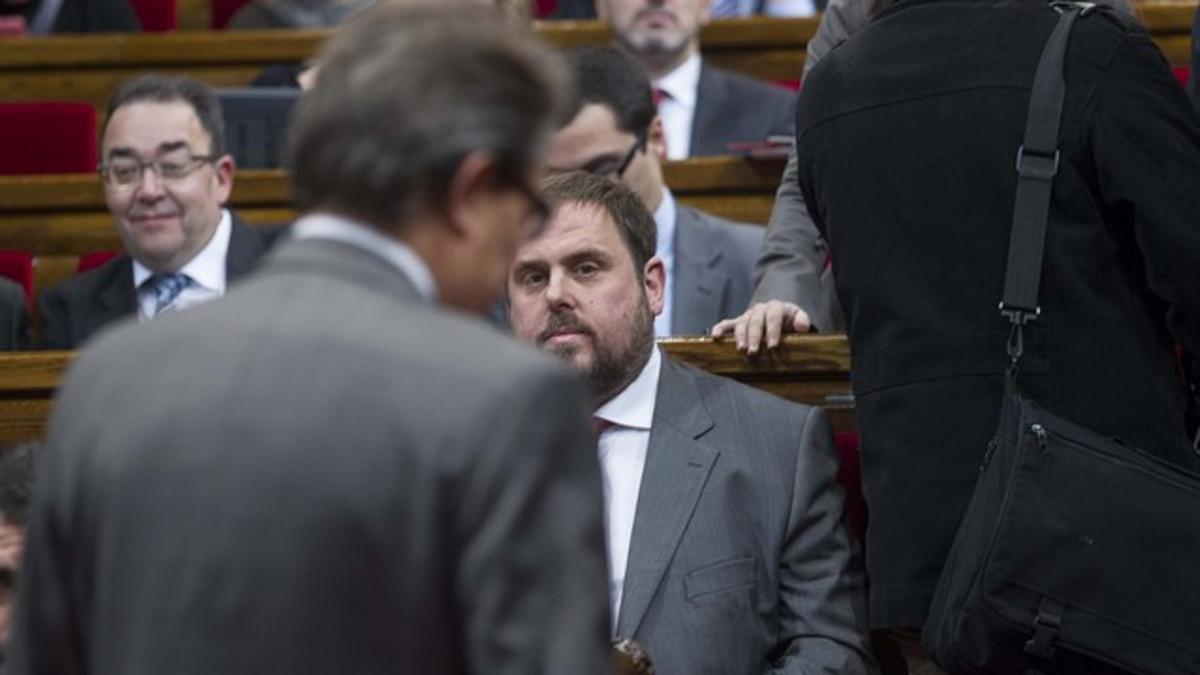 Junqueras, en el Parlament, al paso de Artur Mas ante su escaño, el pasado 23 de enero.