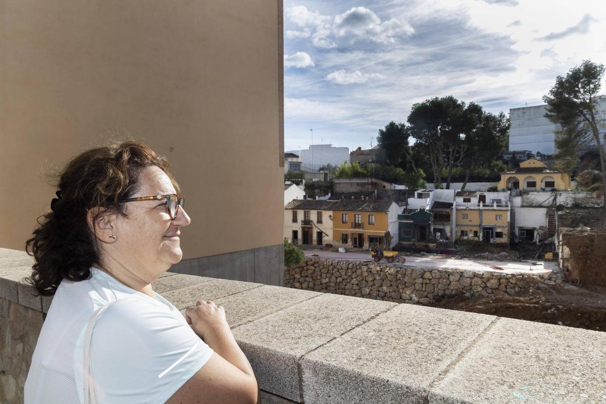 Amparo Sancho observa el barranco del Poyo desde la calle Ramón y Cajal.