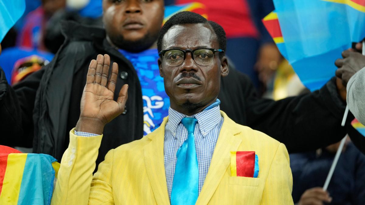 Amoura, jugador de Argelia, celebra su gol burlándose de un héroe nacional del Congo, asesinado en 1961