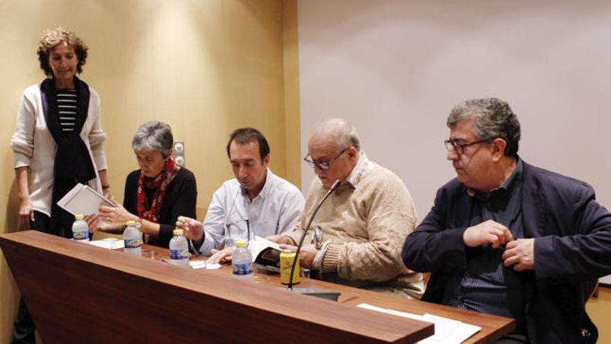 Rosario García, de pie, Concha San Francisco, Tomás Sánchez, Luis Javier Moreno y Aníbal Lozano.