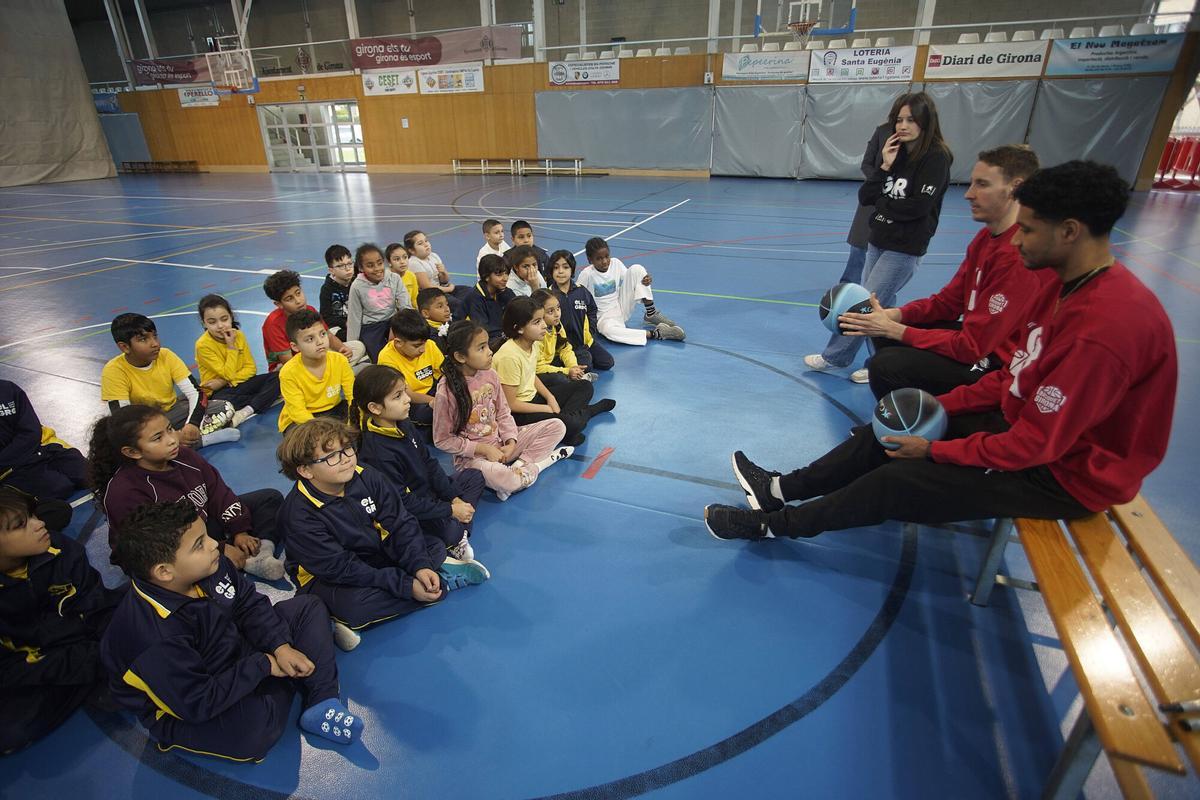 Girona pavello santa eugènia alumnes Escola Santa Eugènia de Girona trobada amb jugadors del Bàsquet Girona