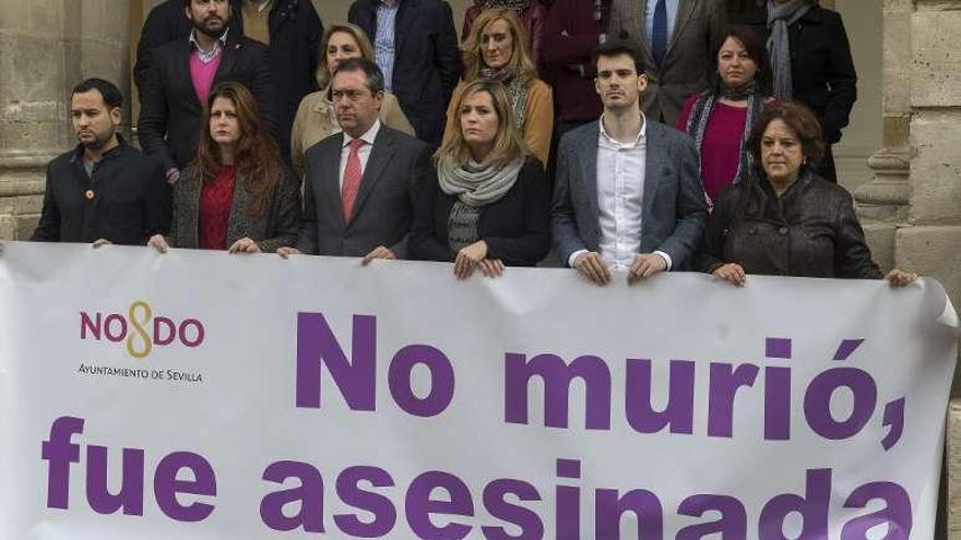 Concentración en el Ayuntamiento de Sevilla. // Efe