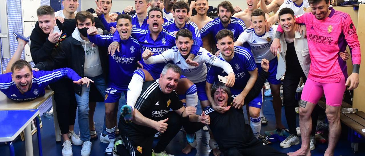 La plantilla zaragocista celebra el triunfo ante el Girona en el vestuario.