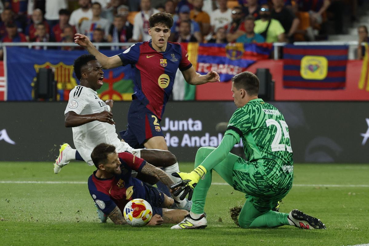 Seville, 04/2025.- Real Madrid Vinicius Jr. (I) collides with Íñigo Martínez (2i), of FC Barcelona, during the final of the Copa del Rey that play Real Madrid and FC Barcelona today Saturday at the Cartuja stadium, in Seville. EFE/Julio Muñoz
