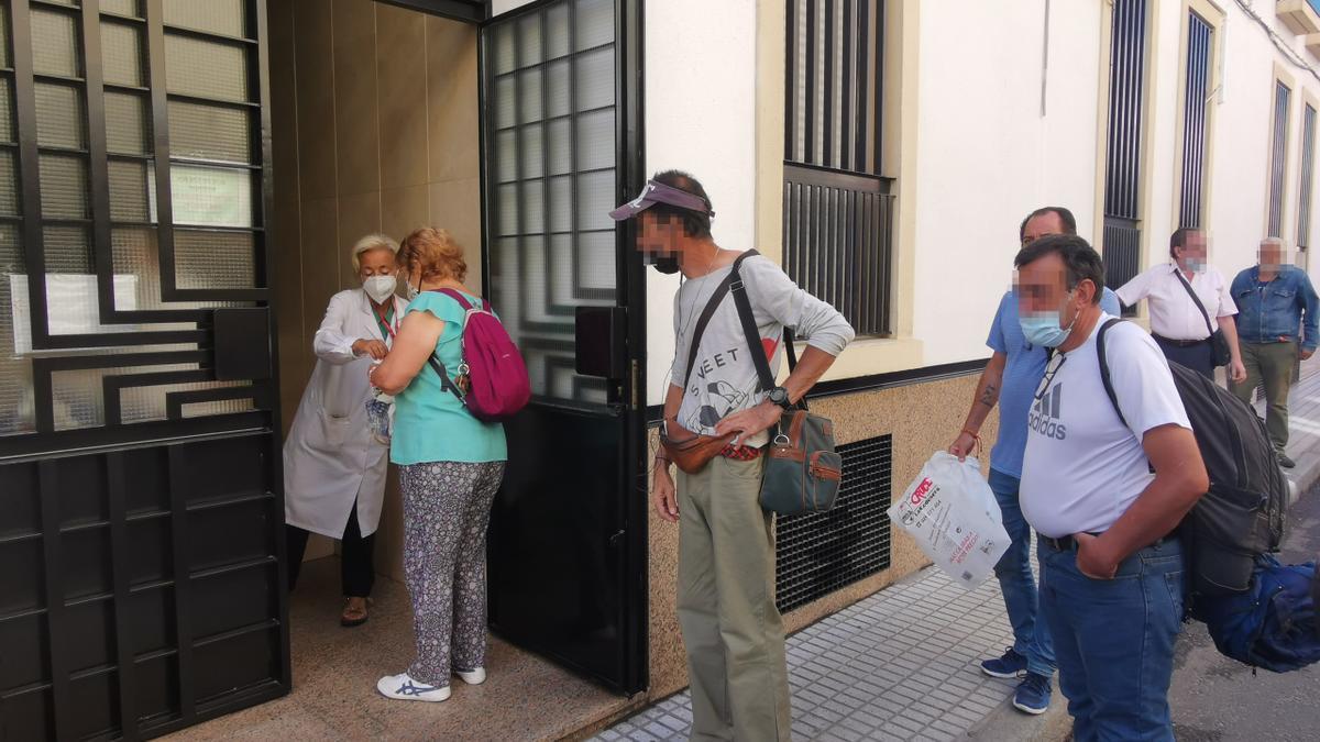 Usuarios del comedor de la calle Martín Cansado.