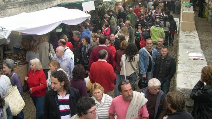 Una multitud paseó durante toda la jornada por las calles de la localidad de la Serra.