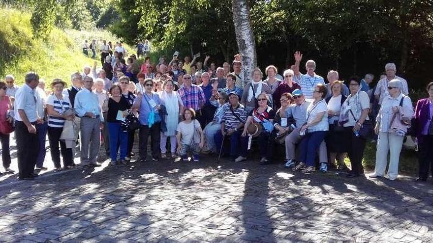 Más de 100 mayores de Culleredo visitan el nacimiento del río Miño