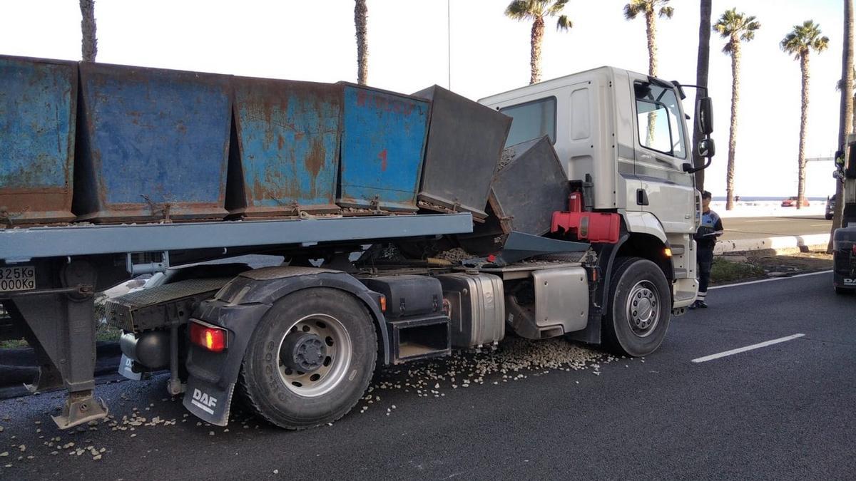 Una frenada brusca origina daños en un camión en Las Palmas de Gran Canaria.