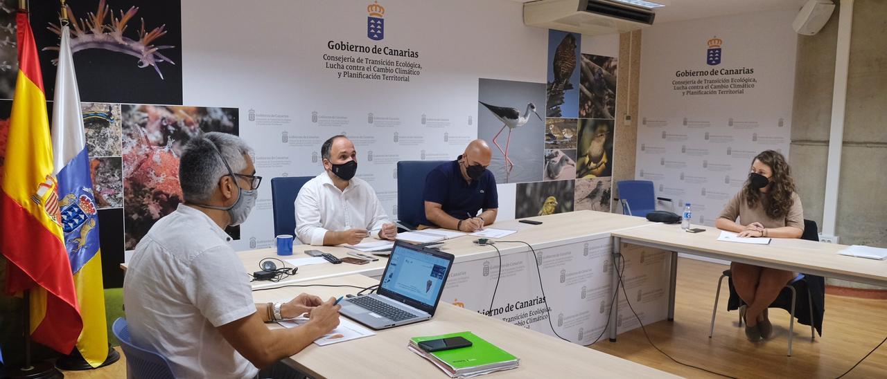 El consejero de Transición Ecológica del Gobierno de Canarias, José Antonio Valbuena, en la presentación de las directrices del plan de recuperación de La Palma