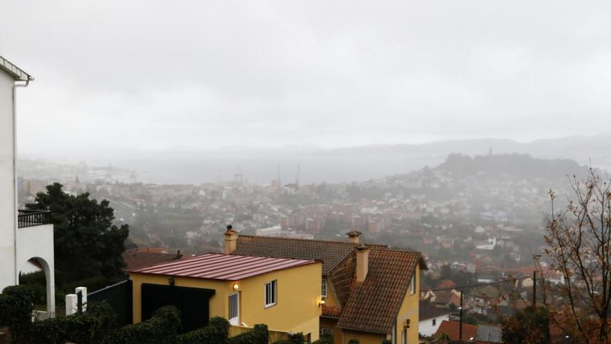 Niebla y lluvia hoy en Vigo. // Alba Villar