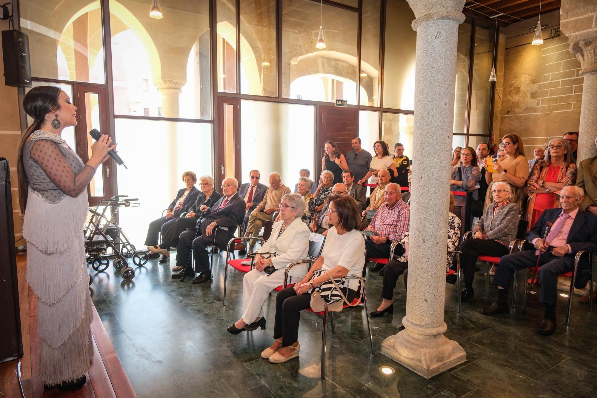 Homenaje a los mayores de 90 años en Badajoz.