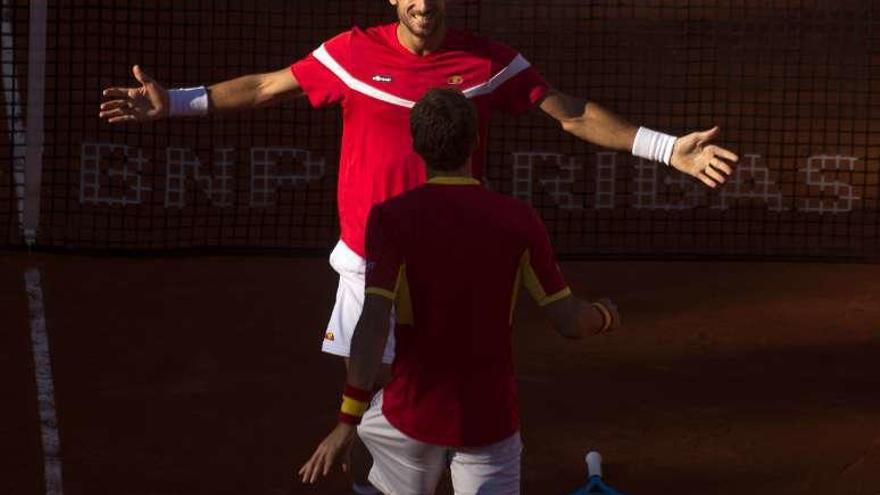 Feliciano López y Pablo Carreño celebran la victoria sobre Gran Bretaña.