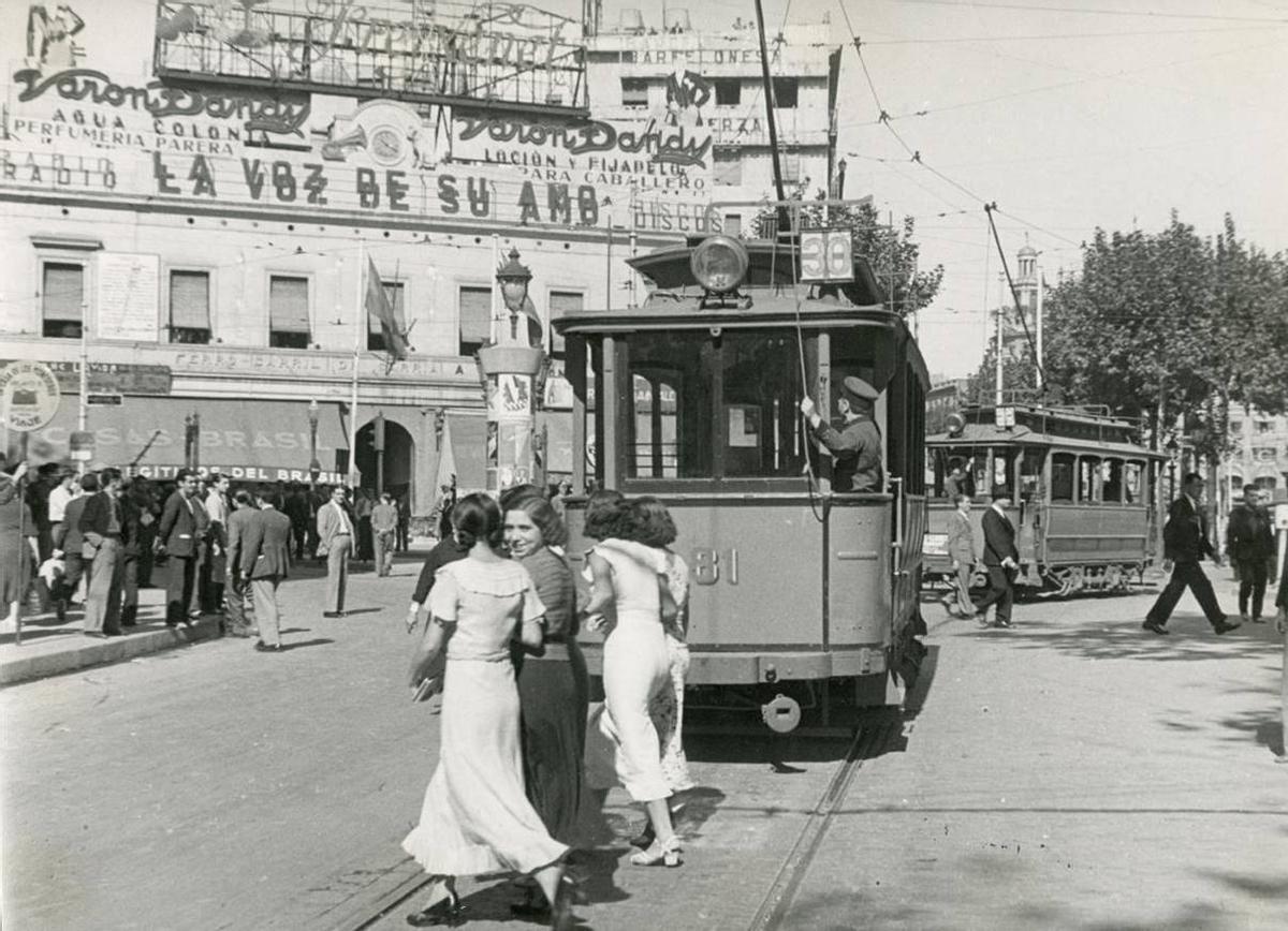 Imagen de la plaza de Catalunya durante una huelga de tranvías en 1934, con peatones y manifestantes