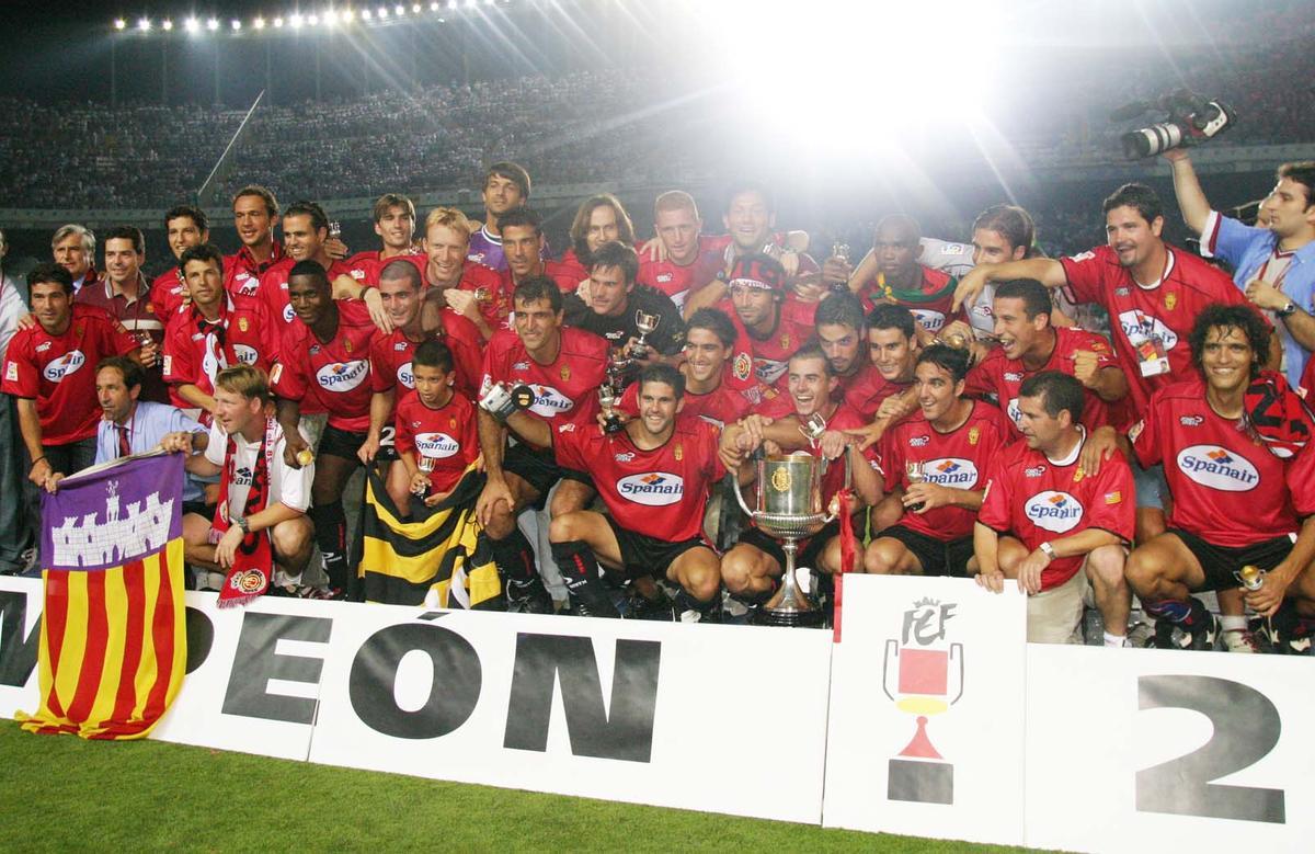 Los jugadores del Mallorca, en el césped del campo del Elche con la Copa del Rey