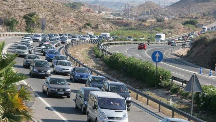 La autovía de Madrid, colapsada entre los términos de Petrer y Novelda, en una imagen que se repite en los periodos vacacionales.