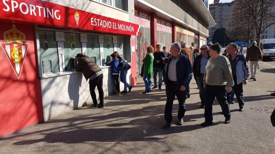 Aficionados, en las taquillas de El Molinón esta tarde.