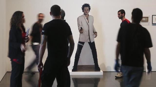 Uno de los apartados de la muestra con 'Pop up', autorretrato de Gavin Turk al estilo Sid Vicious.