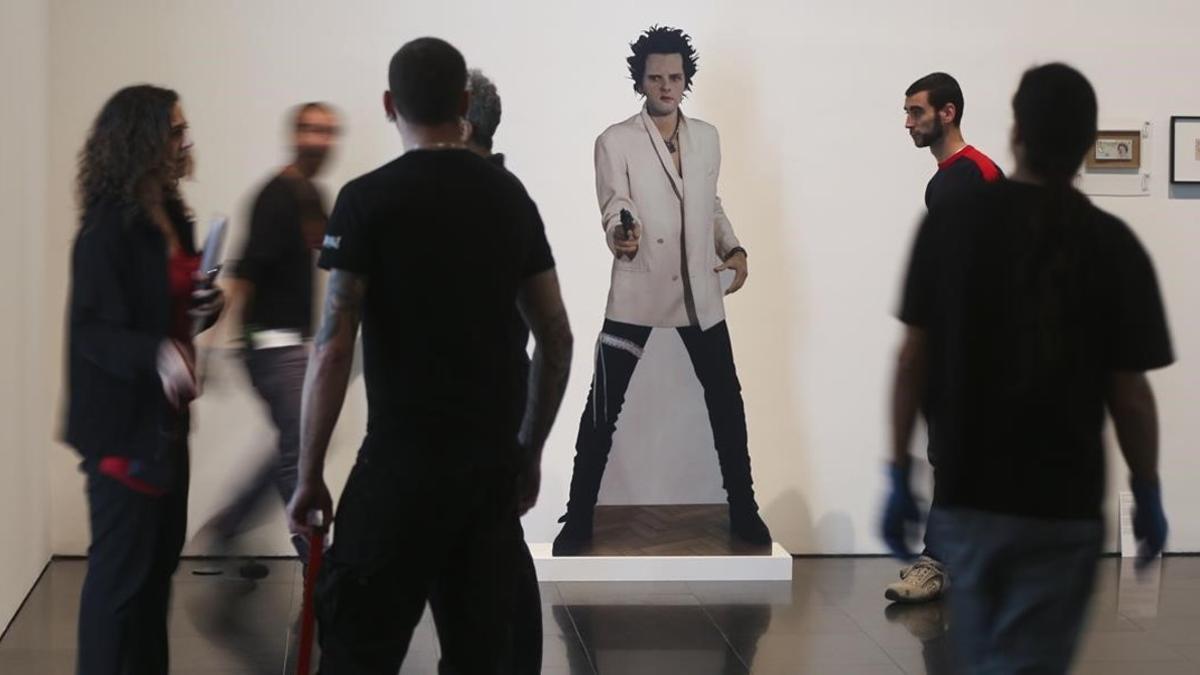Uno de los apartados de la muestra con 'Pop up', autorretrato de Gavin Turk al estilo Sid Vicious.