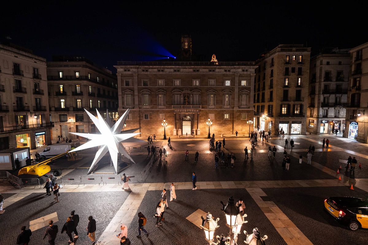 La estrella de Nadal ja ilumina la plaça Sant Jaume. Una gran estrella de luz de 20 puntas iluminará la plaza de Sant Jaume esta Navidad