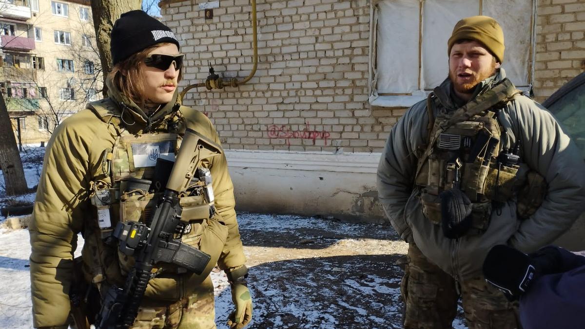 El comandante ucraniano Serhii Filimonov (derecha) y un ayudante.