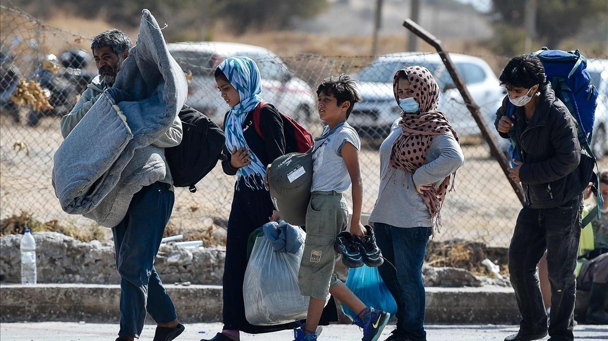 zentauroepp54906475 a family carrying their belongings walk toward a new tempora200913183421