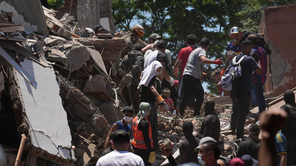 Integrantes del cuerpo de Bomberos y civiles fueron captado este 10 de agosto al buscan entre los escombros de un edificio colapsado en Cali (Colombia), luego del terremoto de magnitud 7,4 que sacudió a buena parte del país suramericano. EFE/Ernesto Guzmán. Se añaden fotos del día y video editado sin locución