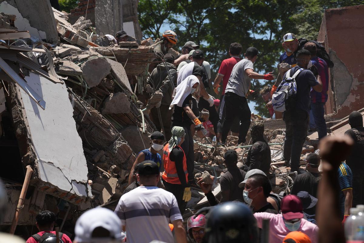 Integrantes del cuerpo de Bomberos y civiles fueron captado este 10 de agosto al buscan entre los escombros de un edificio colapsado en Cali (Colombia), luego del terremoto de magnitud 7,4 que sacudió a buena parte del país suramericano. EFE/Ernesto Guzmán. Se añaden fotos del día y video editado sin locución Integrantes del cuerpo de Bomberos y civiles fueron captado este 10 de agosto al buscan entre los escombros de un edificio colapsado en Cali (Colombia), luego del terremoto de magnitud 7,4 que sacudió a buena parte del país suramericano. EFE/Ernesto Guzmán. Se añaden fotos del día y video editado sin locución