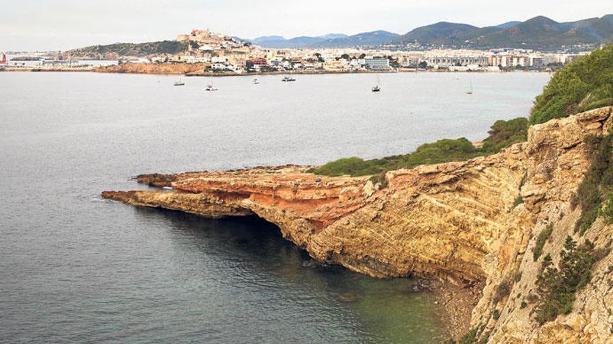 Sa punta des Andreus en primer plano con Dalt Vila al fondo.