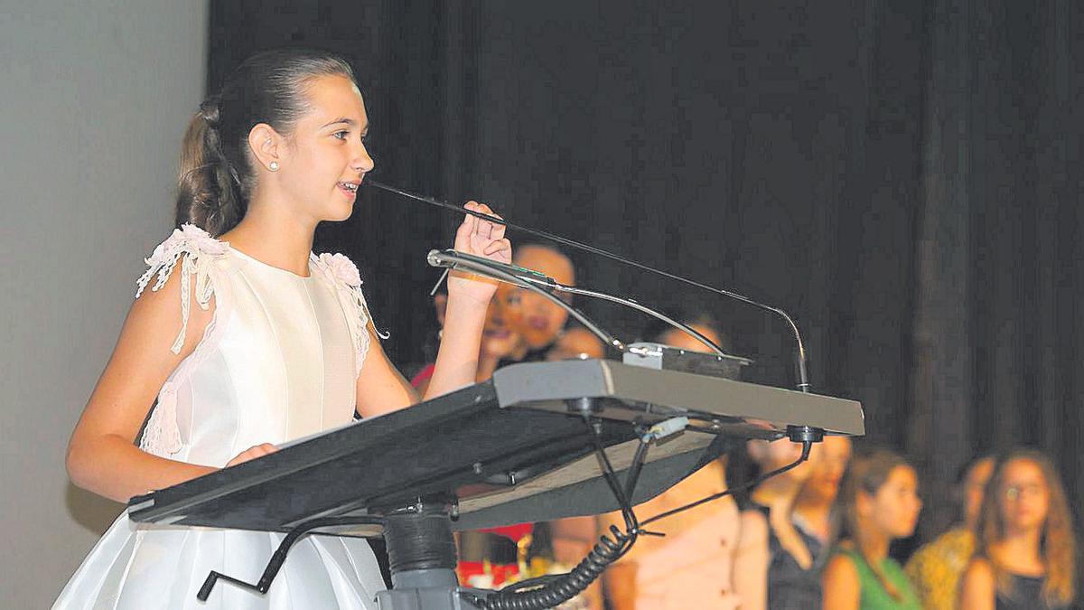 Alejandra Sáez Sisamón, reina infantil de las fiestas de Castelló en el 2023, durante un acto en el Palau de la Festa.