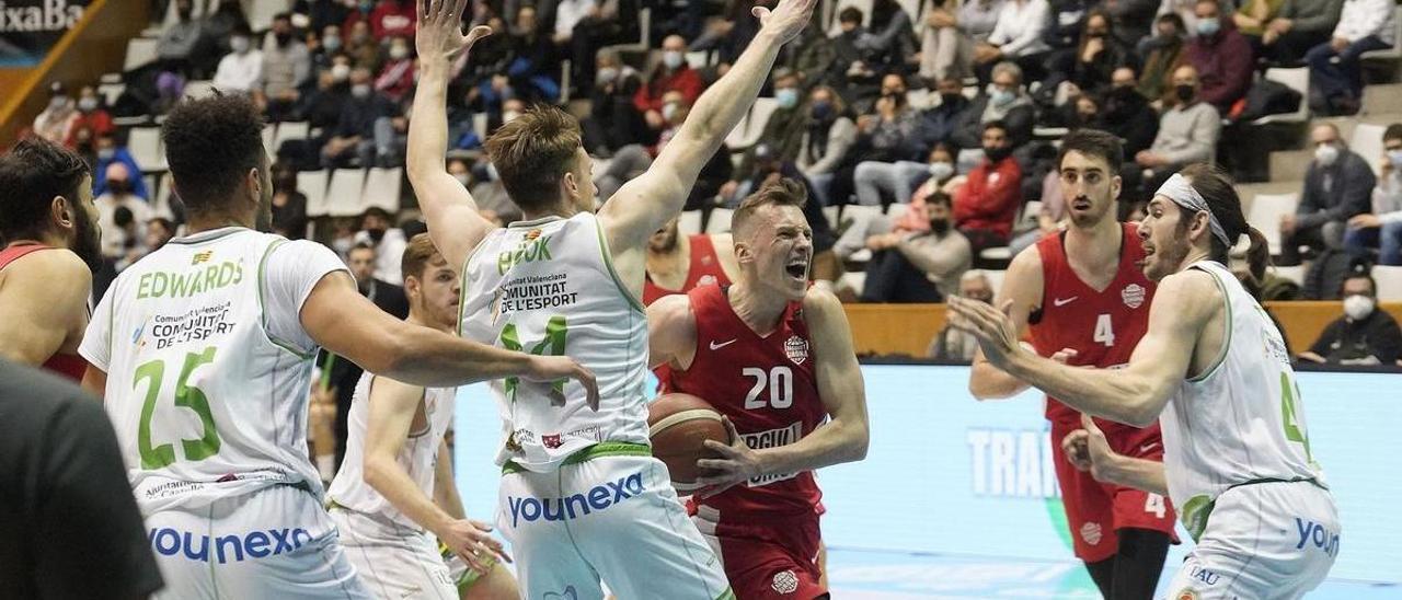 El Tau no pudo con el Bàsquet Girona.