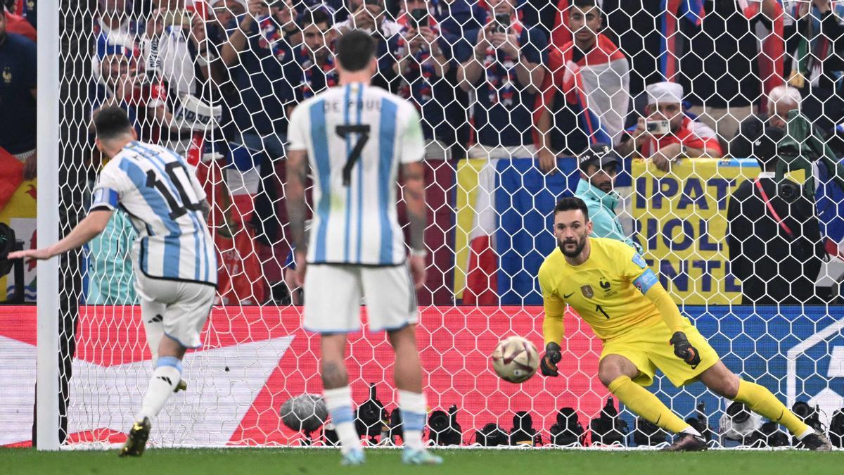 Messi engaña a Lloris en el lanzamiento del penalti que supuso el 1-0 de Argentina a Francia.