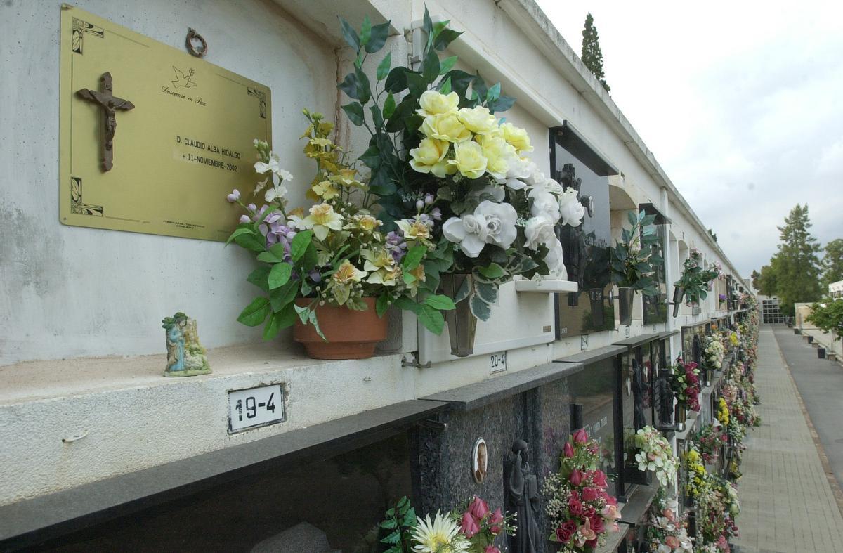 Tumba de Claudio Alba en el cementerio de Burriana.