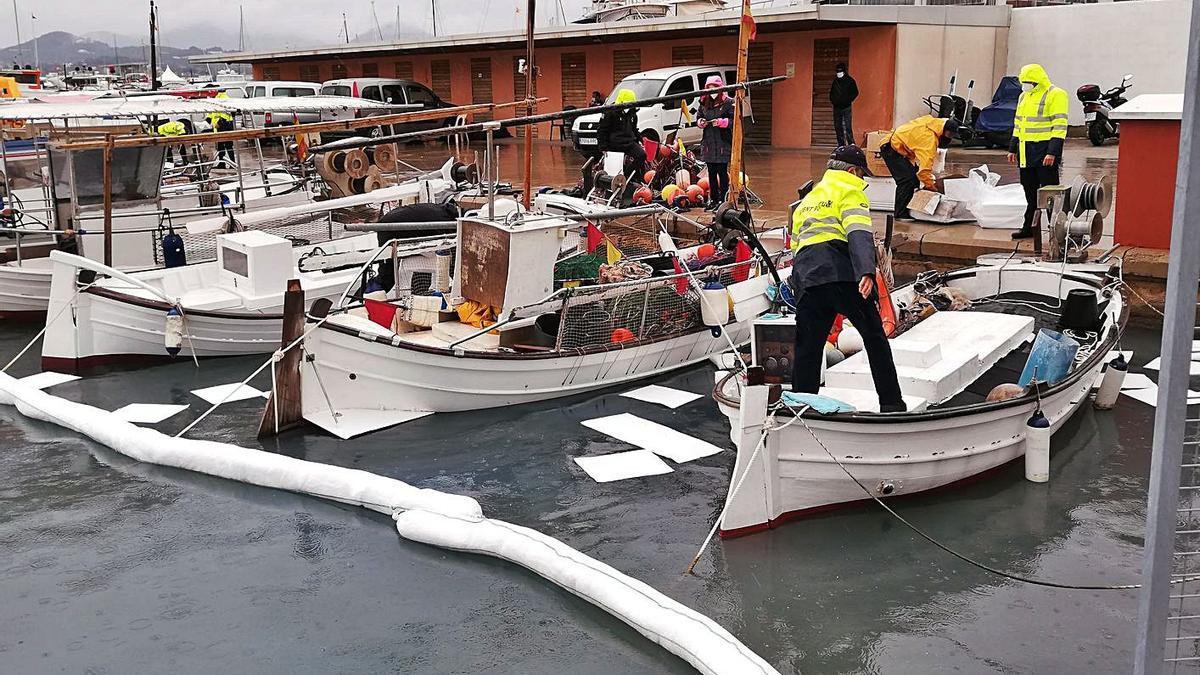 Personal de Ports IB procede a limpiar la zona del vertido. | D. I.