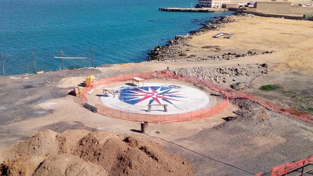 Aspecto de la Rosa del Sur construida en Namibia en pleno proceso de fabricación. En emplazamiento es parecido al que A Rosa dos Ventos tiene en A Coruña, sólo que esta mira al Sur en vez de al Norte.