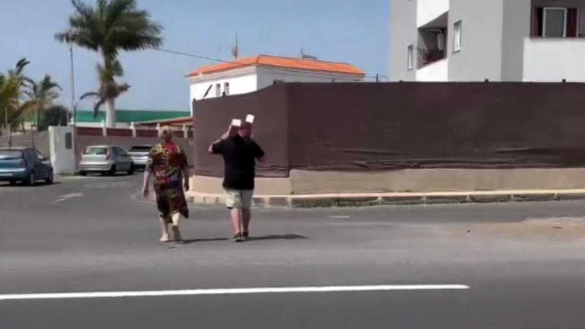 Así esperan la guagua en esta zona de Canarias: sol, basura y riesgo de atropello