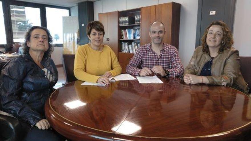 Ana Jiménez, Minerva Alonso, Juan Fernando Pérez y Carmen Rosa Florido, durante la firma de adhesión al programa.