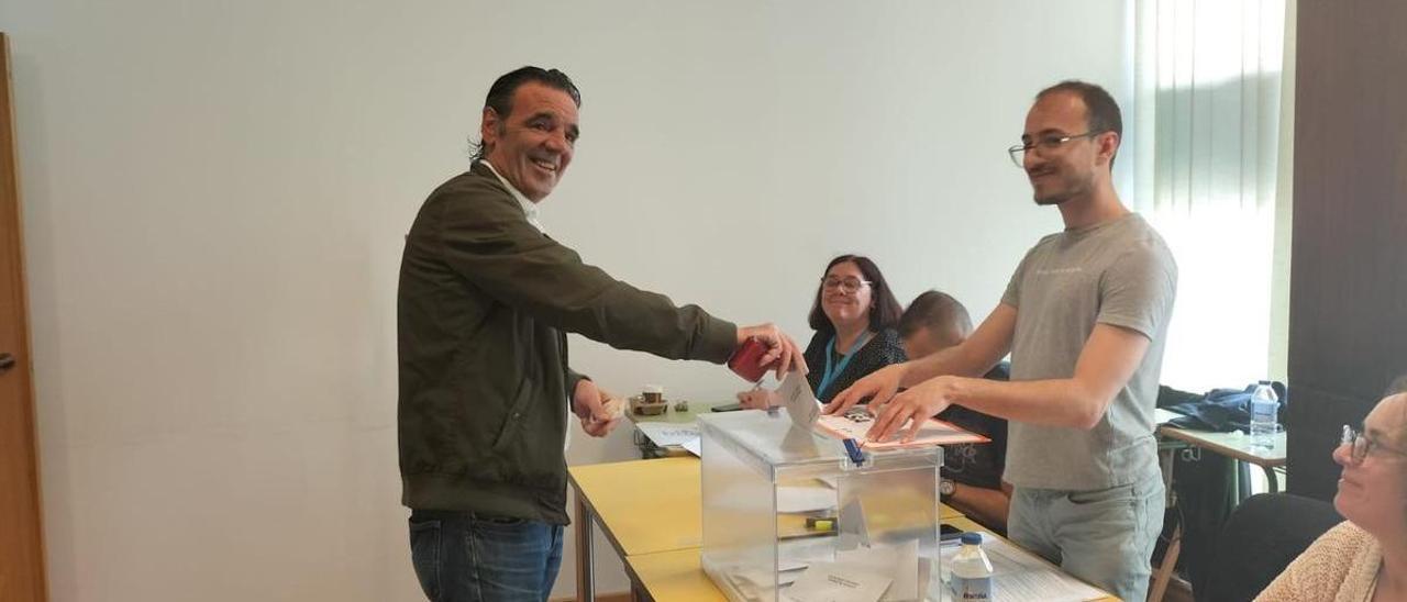 Julio Villanueva deposita su voto en las elecciones del domingo.
